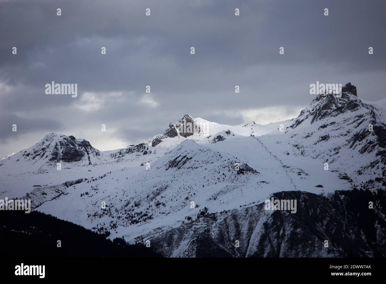 Questa fotografia scattata il 15 dicembre 2020 mostra le montagne vicino alla risistemazione francese di Courchevel. Foto di Raphael Lafargue/ABACAPRESS.COM Foto Stock