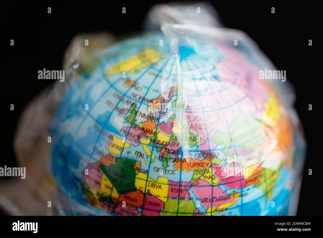 Globo di terra del pianeta avvolto in plastica Foto Stock