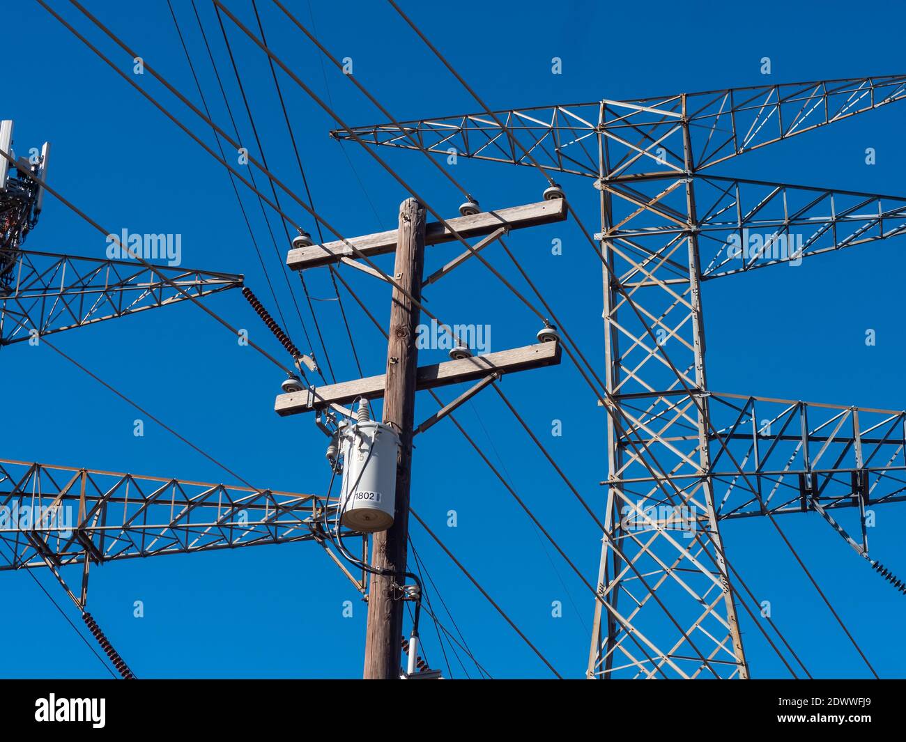 Futuro quando l'elettricità corre la Terra---l'energia viene dalle linee elettriche alle città lungo un corridoio di utilità in Dallas Texas trasmissione elettrica e torri di microonde. Trasporta l'elettricità generata dal carbone, dal gas naturale o dalle centrali nucleari alle case e alle aziende nel Texas del nord. Alimentato da una serie di parchi eolici solari e distanti, l'instradamento dell'elettricità attraverso il paese grazie a una rete di linee elettriche su un'infrastruttura di linee Foto Stock