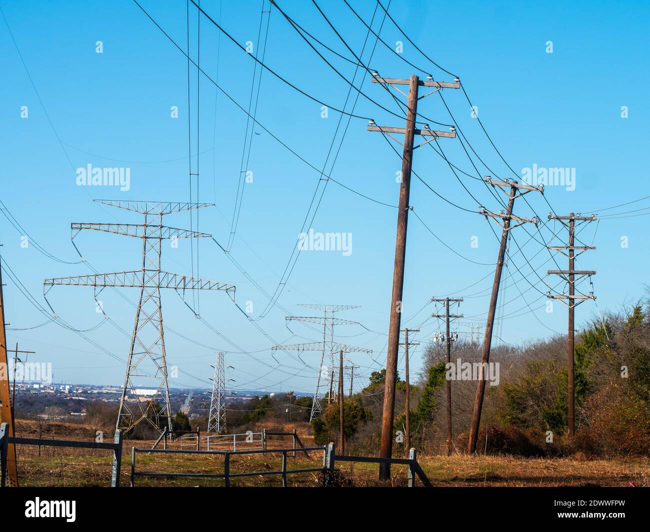 Futuro quando l'elettricità corre la Terra---l'energia viene dalle linee elettriche alle città lungo un corridoio di utilità in Dallas Texas trasmissione elettrica e torri di microonde. Trasporta l'elettricità generata dal carbone, dal gas naturale o dalle centrali nucleari alle case e alle aziende nel Texas del nord. Alimentato da una serie di parchi eolici solari e distanti, l'instradamento dell'elettricità attraverso il paese grazie a una rete di linee elettriche su un'infrastruttura di linee Foto Stock