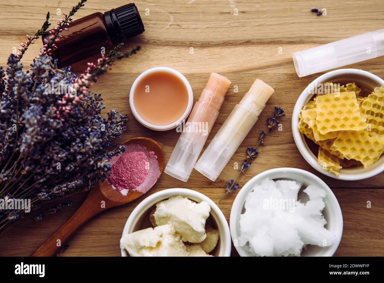 Ingredienti per balsamo a labbro fatto in casa: Burro di karité, olio essenziale, polvere di colore minerale, cera d'api, olio di cocco. Miscela di rossetto di balsamo di labbro fatta in casa. Foto Stock
