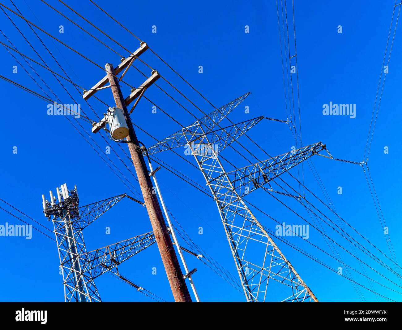 Futuro quando l'elettricità corre la Terra---l'energia viene dalle linee elettriche alle città lungo un corridoio di utilità in Dallas Texas trasmissione elettrica e torri di microonde. Trasporta l'elettricità generata dal carbone, dal gas naturale o dalle centrali nucleari alle case e alle aziende nel Texas del nord. Alimentato da una serie di parchi eolici solari e distanti, l'instradamento dell'elettricità attraverso il paese grazie a una rete di linee elettriche su un'infrastruttura di linee Foto Stock