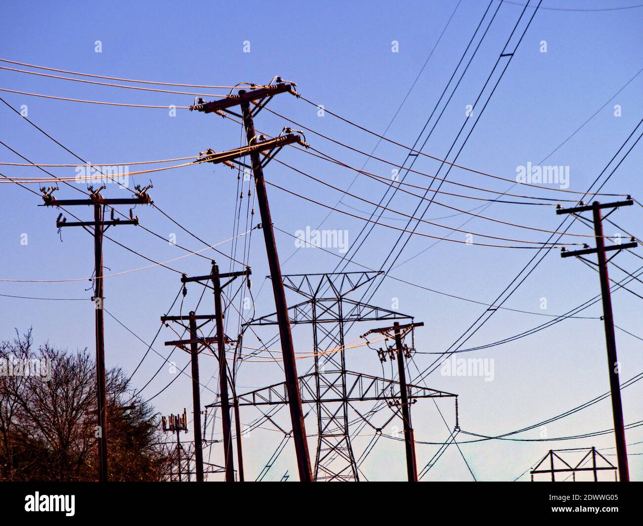 Futuro quando l'elettricità corre la Terra---l'energia viene dalle linee elettriche alle città lungo un corridoio di utilità in Dallas Texas trasmissione elettrica e torri di microonde. Trasporta l'elettricità generata dal carbone, dal gas naturale o dalle centrali nucleari alle case e alle aziende nel Texas del nord. Alimentato da una serie di parchi eolici solari e distanti, l'instradamento dell'elettricità attraverso il paese grazie a una rete di linee elettriche su un'infrastruttura di linee Foto Stock