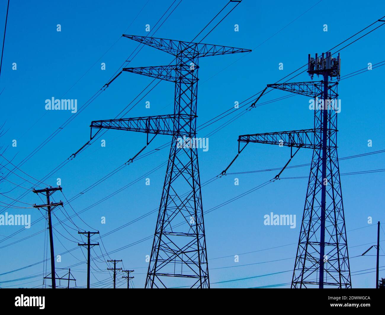 Futuro quando l'elettricità corre la Terra---l'energia viene dalle linee elettriche alle città lungo un corridoio di utilità in Dallas Texas trasmissione elettrica e torri di microonde. Trasporta l'elettricità generata dal carbone, dal gas naturale o dalle centrali nucleari alle case e alle aziende nel Texas del nord. Alimentato da una serie di parchi eolici solari e distanti, l'instradamento dell'elettricità attraverso il paese grazie a una rete di linee elettriche su un'infrastruttura di linee Foto Stock