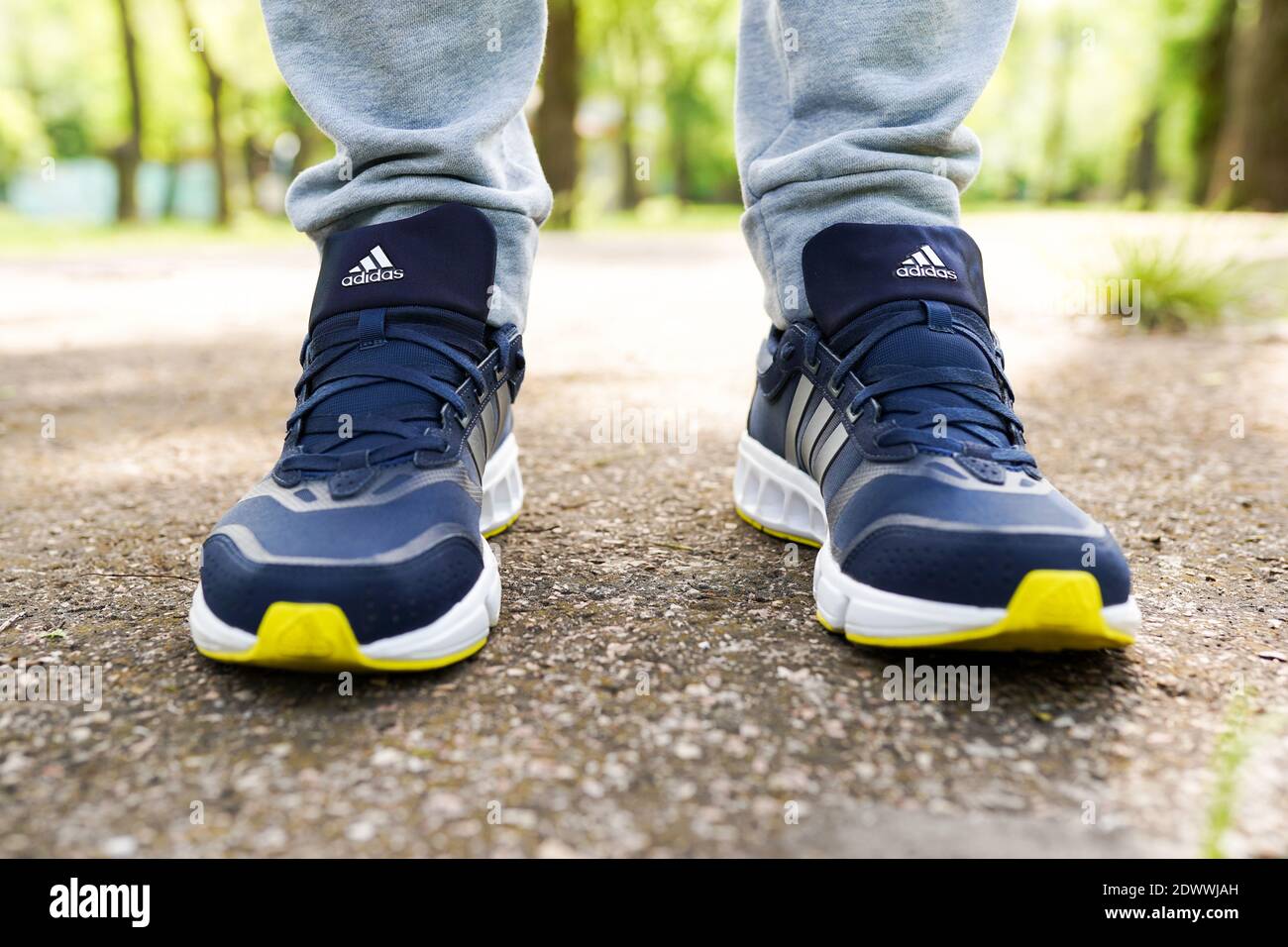 UCRAINA, ZAPOROZHYE - 24 MAGGIO 2020 : piedi maschi in blu scarpe Adidas all'aperto Foto Stock