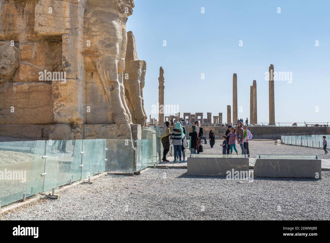 Molti turisti alle rovine della porta di tutte le nazioni nel Persepolis a Shiraz, Iran. La capitale cerimoniale dell'Impero Achemenide. Mondo Unesco Foto Stock