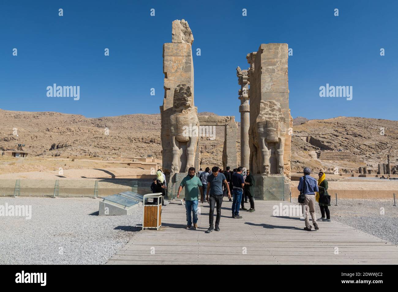 Molti turisti alle rovine della porta di tutte le nazioni nel Persepolis a Shiraz, Iran. La capitale cerimoniale dell'Impero Achemenide. Mondo Unesco Foto Stock