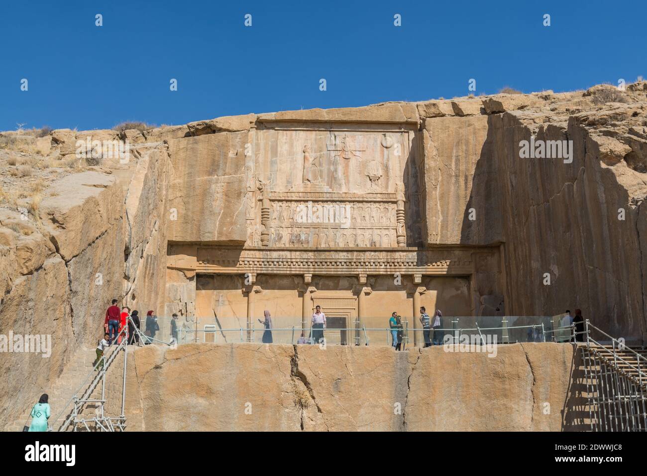 Turisti che visitano la Tomba di Artaserxes II nel Persepolis a Shiraz, Iran. La capitale cerimoniale dell'Impero Achemenide. Patrimonio dell'umanità dell'UNESCO Foto Stock