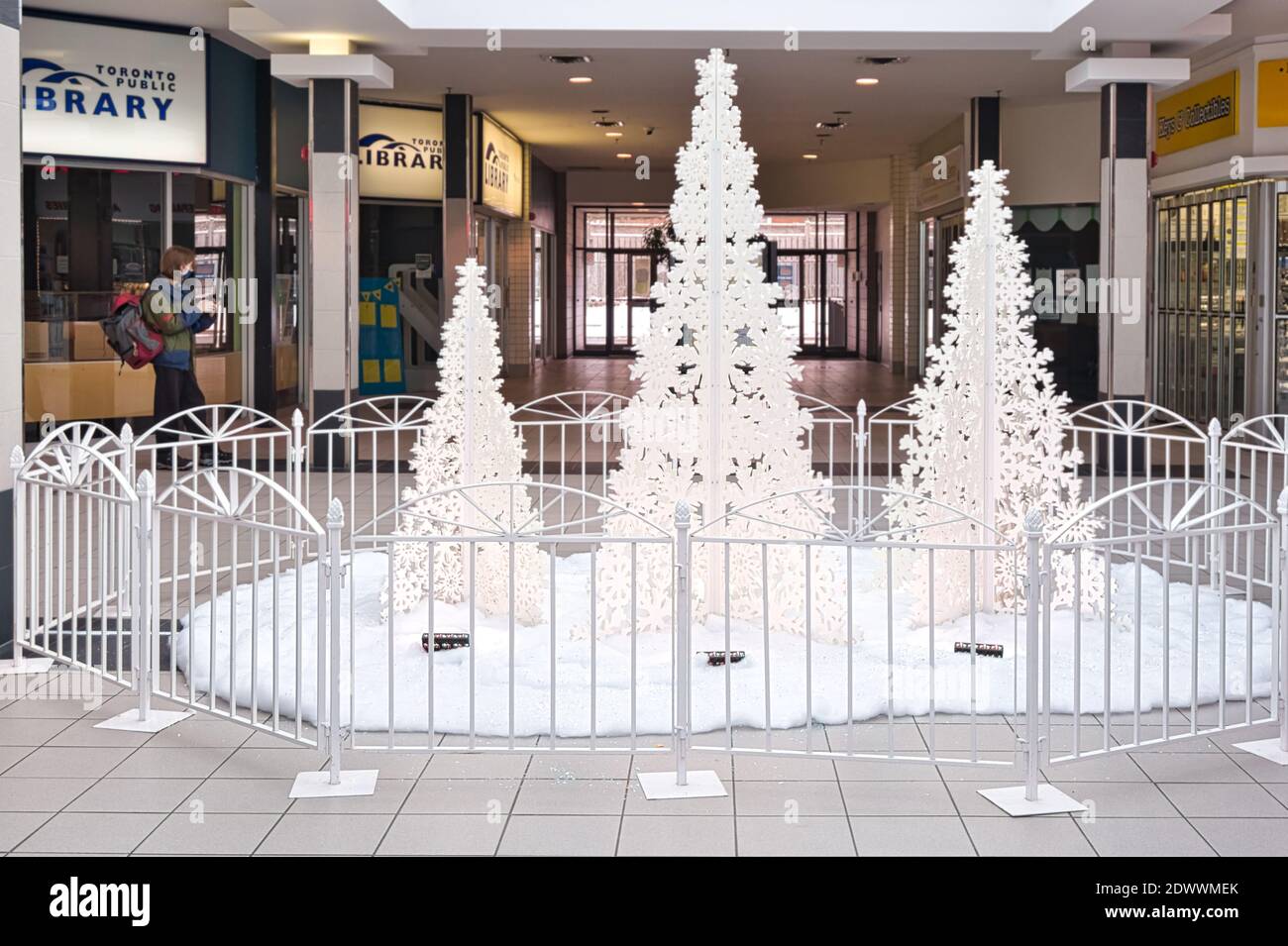 Cartelli di Natale su un centro commerciale vuoto durante la pandemia di Covid-19, Toronto, Canada Foto Stock