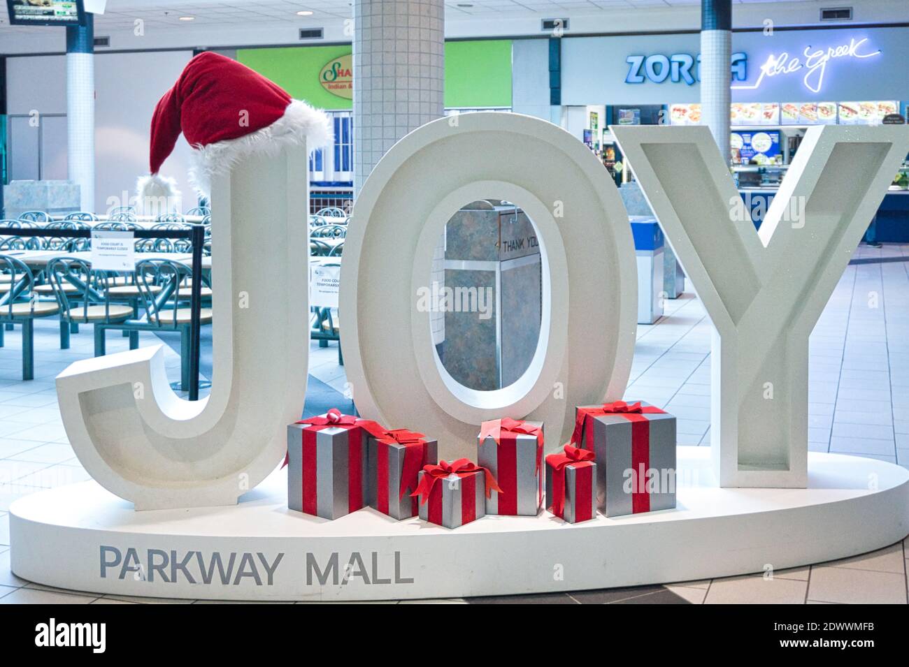 Cartelli di Natale su un centro commerciale vuoto durante la pandemia di Covid-19, Toronto, Canada Foto Stock