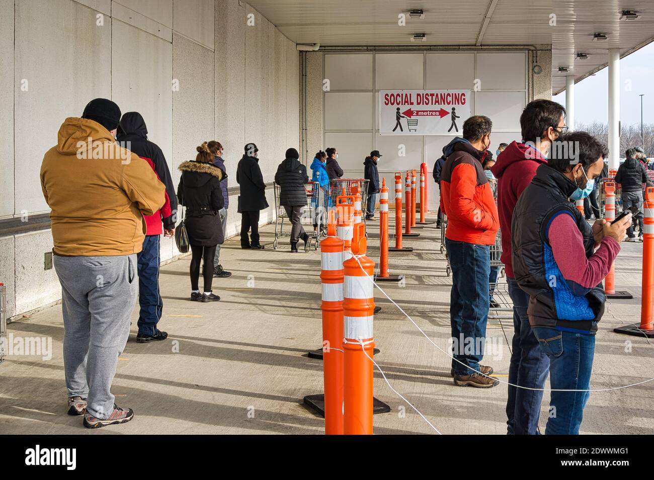 Distanza sociale su una line-up Costco durante la pandemia di Covid-19, Toronto, Canada Foto Stock