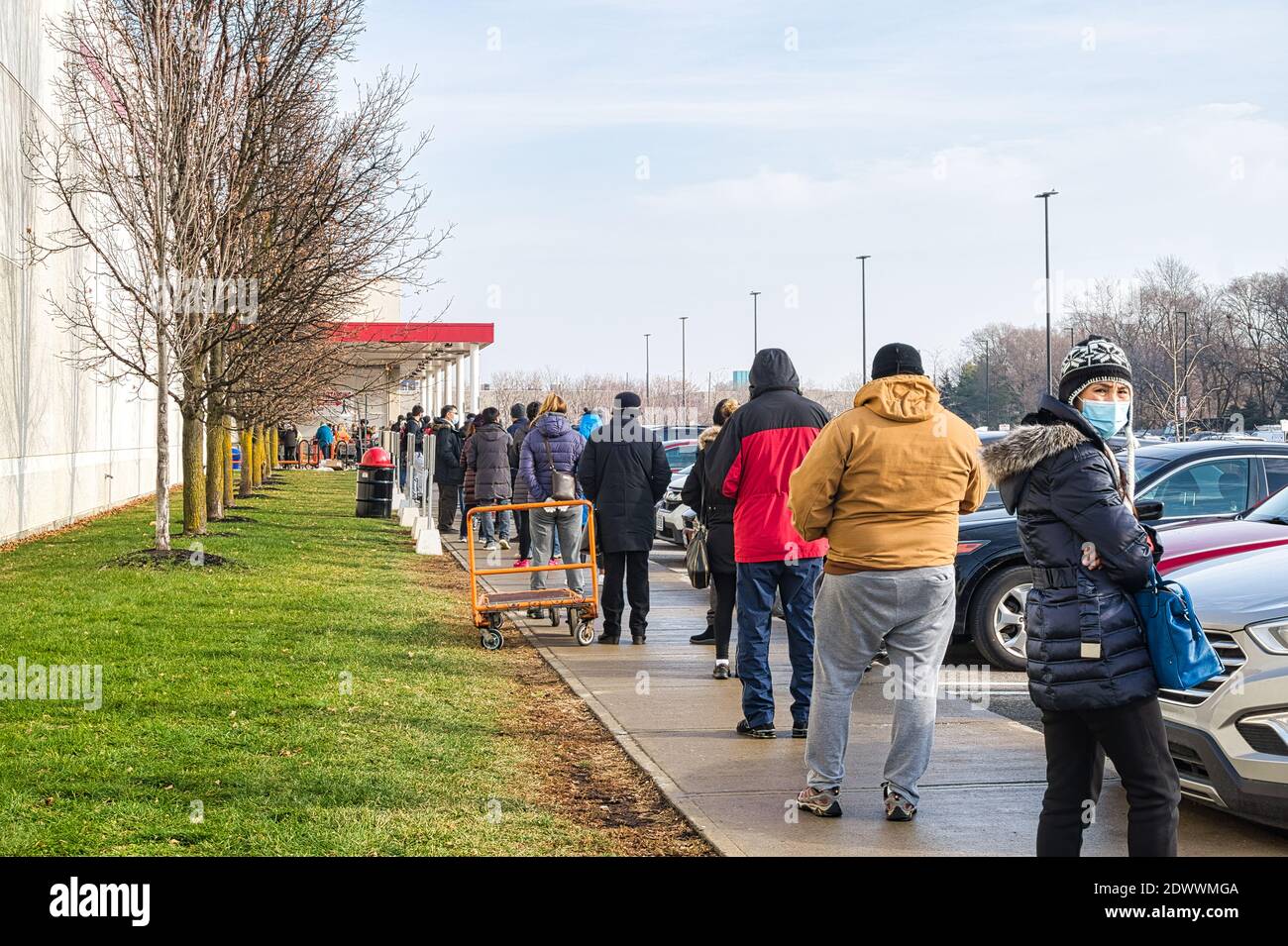 Distanza sociale su una line-up Costco durante la pandemia di Covid-19, Toronto, Canada Foto Stock