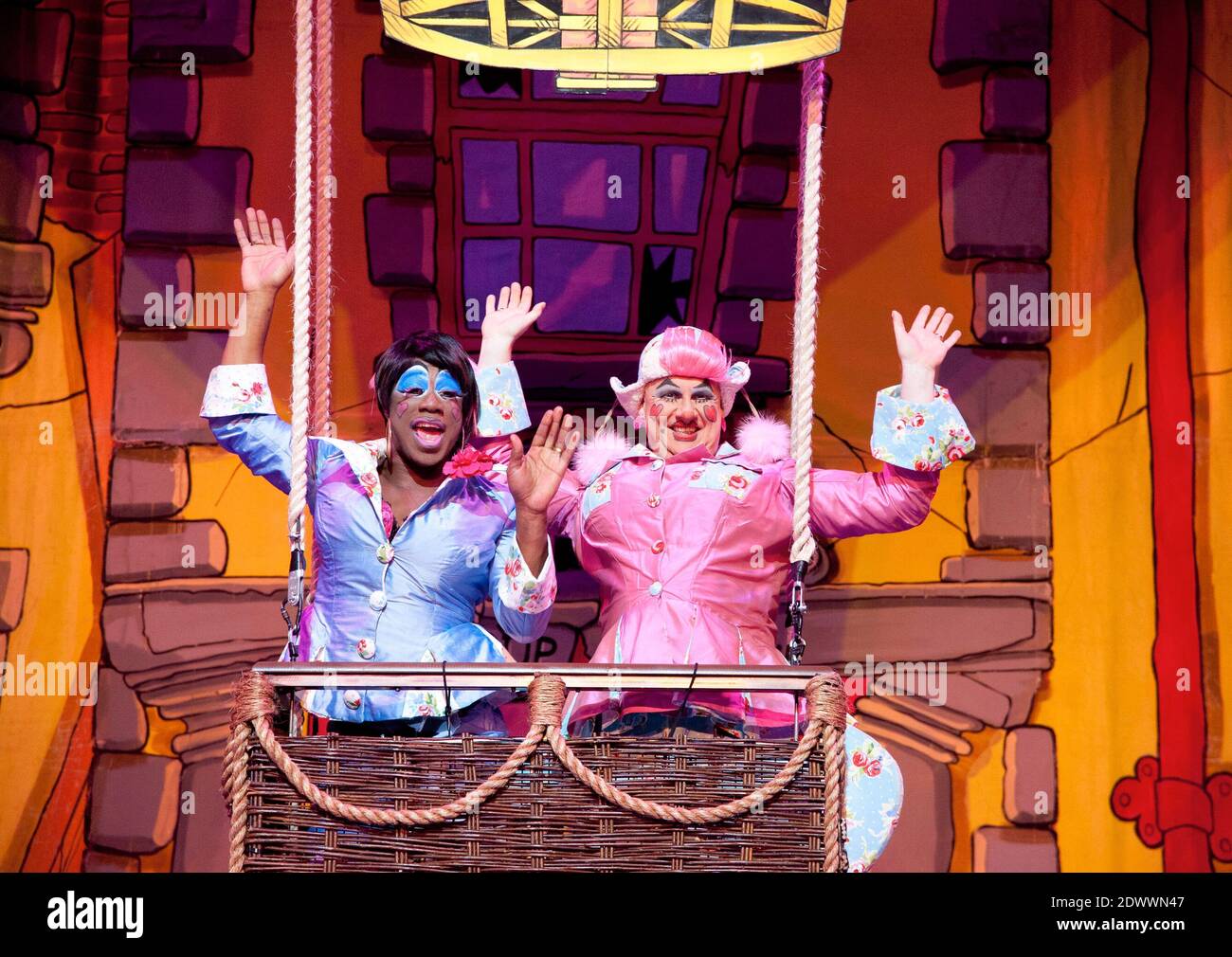 l-r: Kat B (sorella ugly), Tony Whittle (sorella ugly) a CINDERELLA all'Hackney Empire, Londra E8 01/12/2011 scritto e diretto da Susie McKenna design: Lotte Collett illuminazione: David W. Kidd Foto Stock