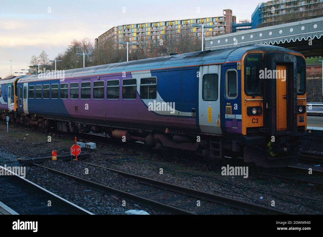 Sheffield, Regno Unito - 20 dicembre 2020: Un bus ferroviario (Classe 153) gestito da Northern sulla pista di collegamento della stazione di Sheffield. Foto Stock