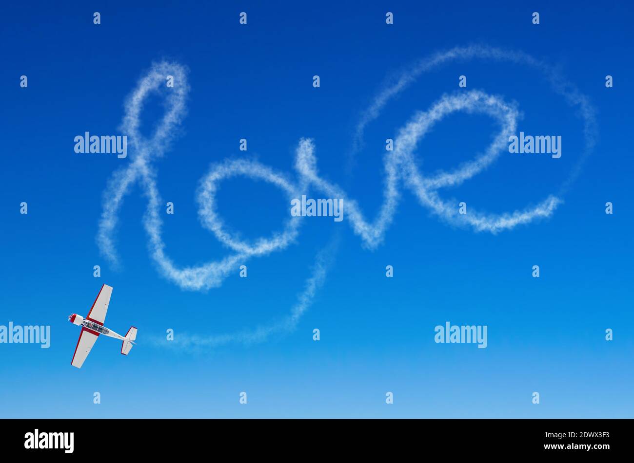 Amore iscrizione figurativa da un aereo bianco sentiero fumo Foto Stock