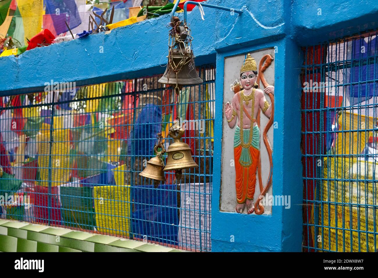 Mahakal tempio sulla collina Osservatorio. Simboli religiosi indù e buddisti: Bandiere e campane di preghiera, Darjeeling, India Foto Stock