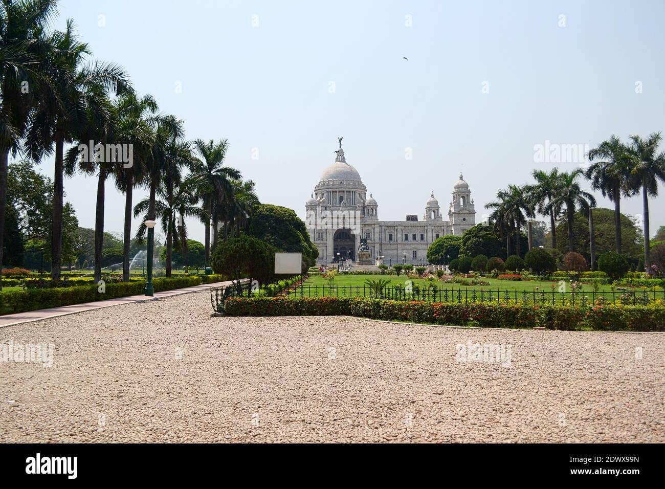 Victoria Memorial edificio storico a Calcutta. Giardini verdi nel parco e palme tropicali lungo passerelle. Kolkata, Bengala Occidentale, India Foto Stock