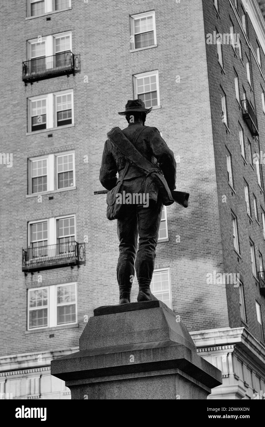 La statua del memoriale confederato "at Ready", ora rimossa, accanto al vecchio tribunale della contea di Albemarle, Charlottesville, Virginia, USA Foto Stock