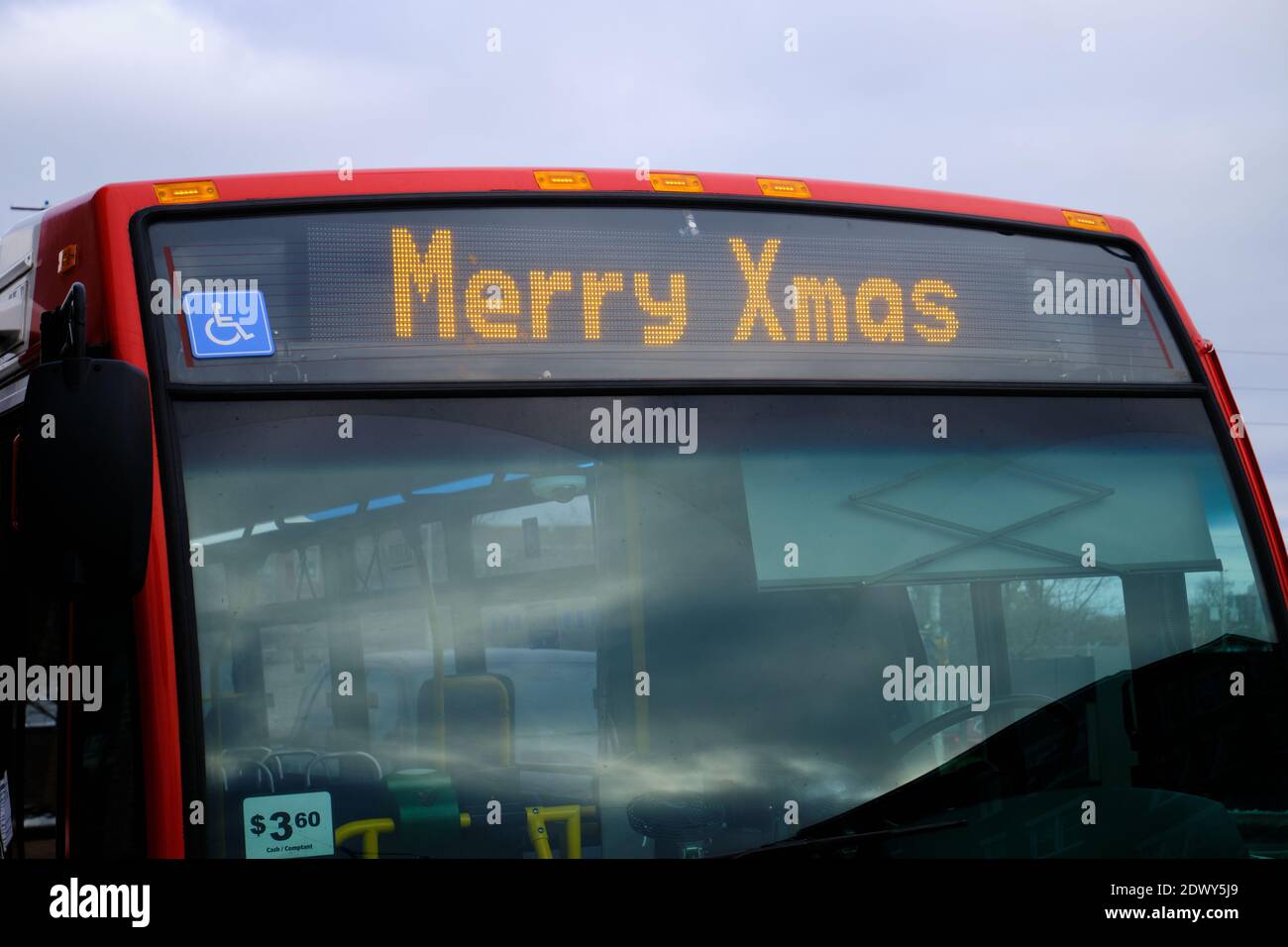 Ottawa, Ontario. Avvicinati di fronte all'autobus della città con un augurio natalizio sulla segnaletica anteriore. Foto Stock