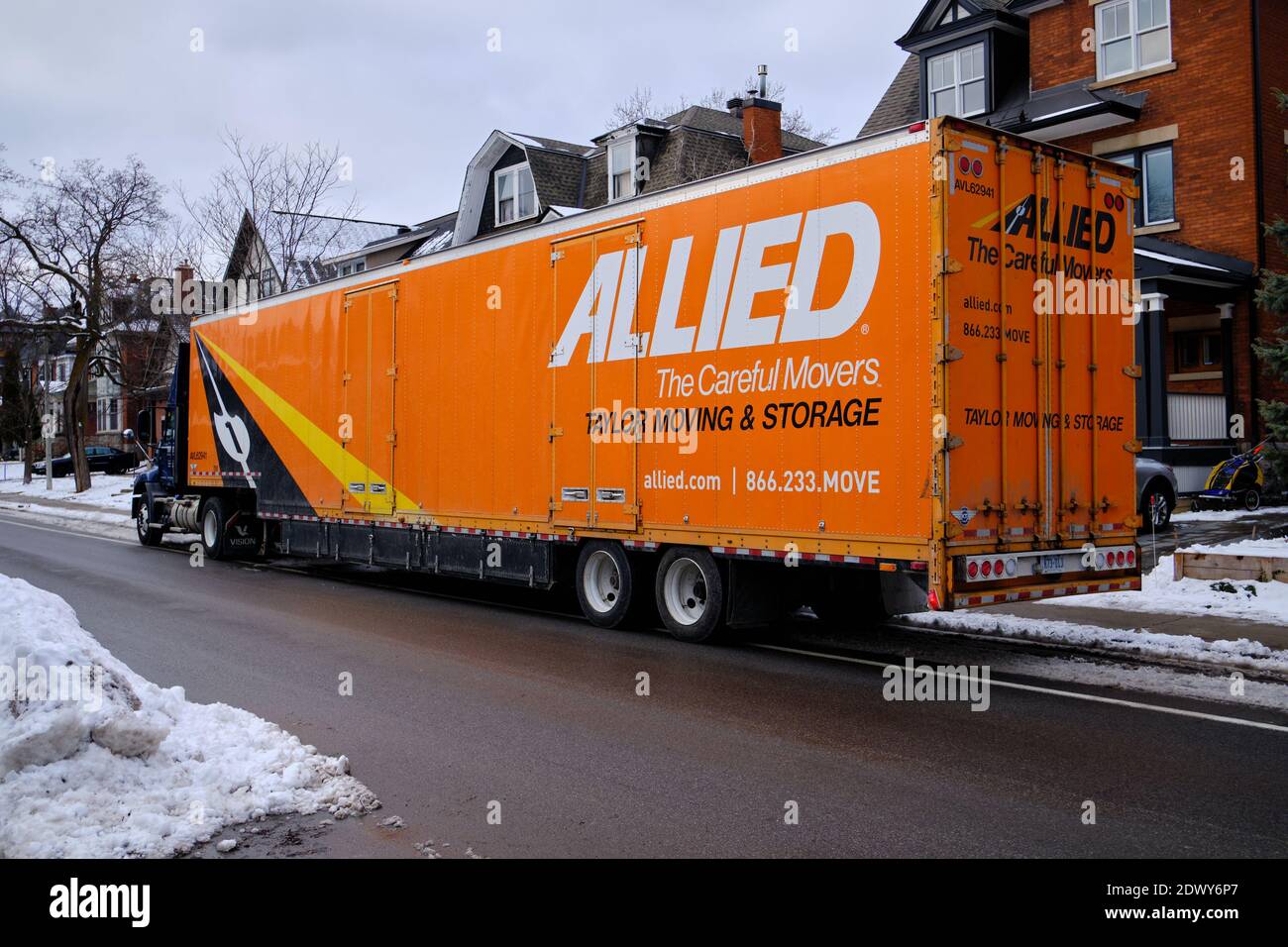 Camion Allied in movimento parcheggiato in una strada residenziale di Ottawa, in un giorno invernale innevato Foto Stock