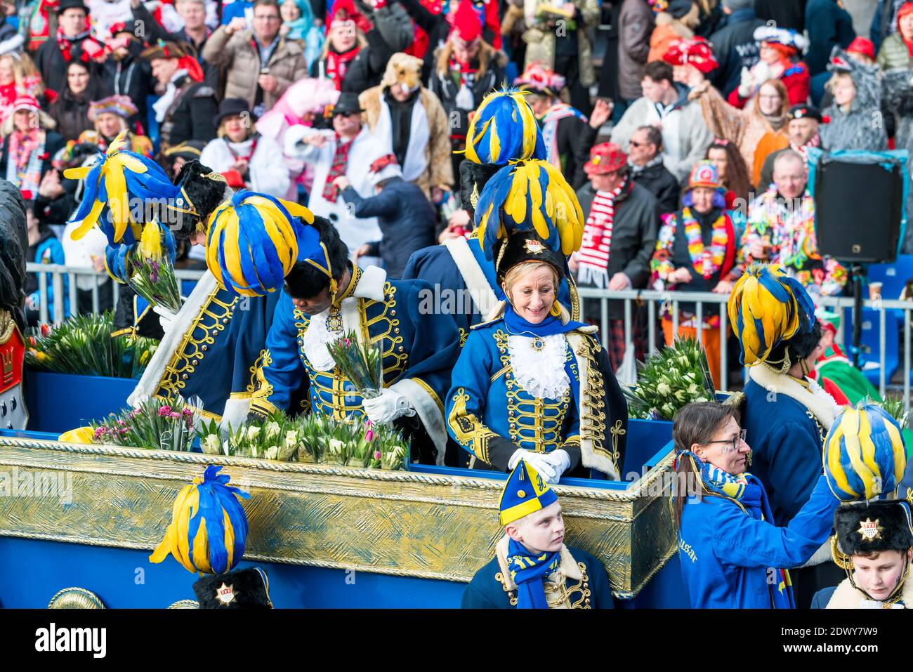 Colonia, Germania - 12 Febbraio 2018 : Rosenmontag Parade ( la rosa lunedì). Più di un milione di spettatori per le strade.sfilata di Carnevale Foto Stock