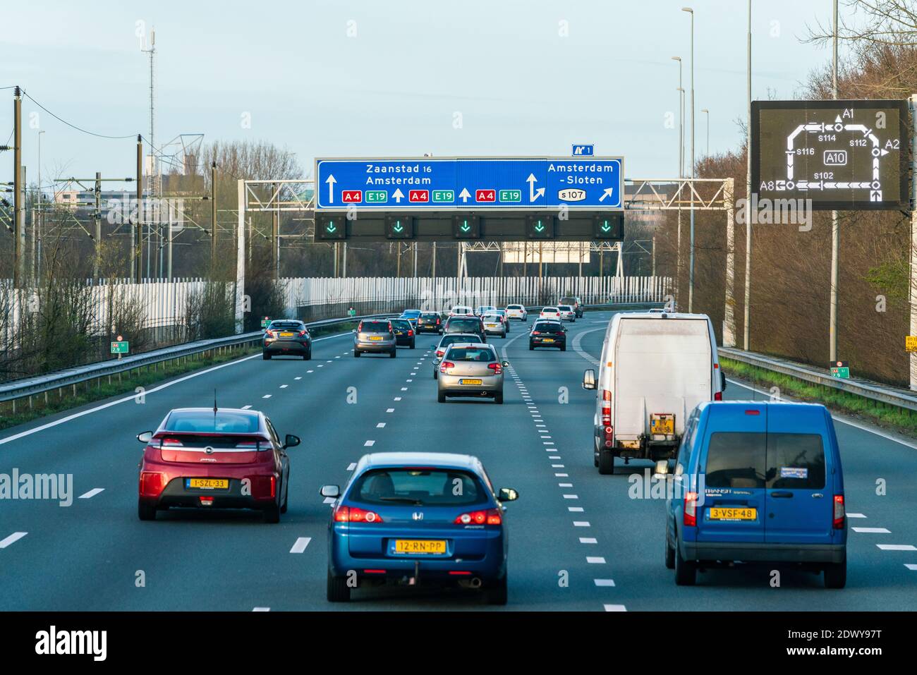 Amsterdam, Paesi Bassi - 23 marzo 2019: L'autostrada A4 nei Paesi Bassi che collega Amsterdam all'Aia. Foto Stock