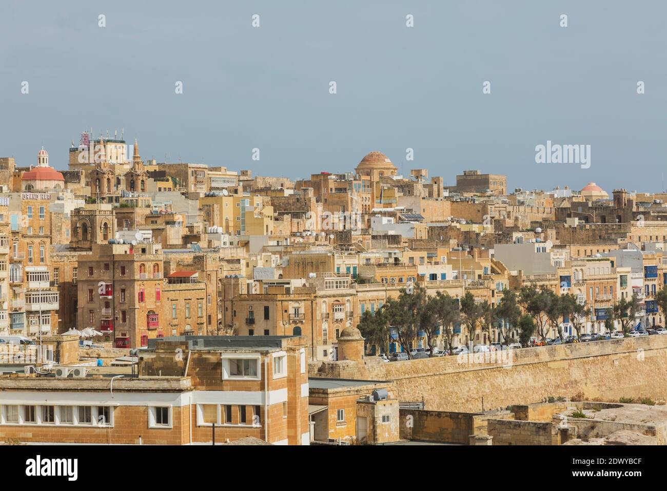 Lo skyline della città di Valletta con antiche mura di fortificazione ed edifici architettonici con balconi maltesi, Malta Foto Stock
