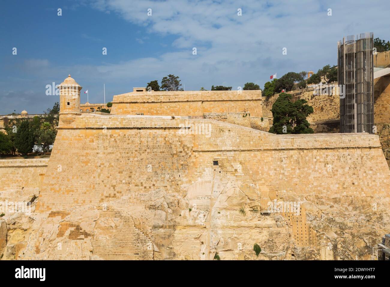 Antico forte e mura di fortificazione con l'ascensore panoramico Barrakka costruito all'interno del fosso Lascaris, la Valletta, Malta Foto Stock