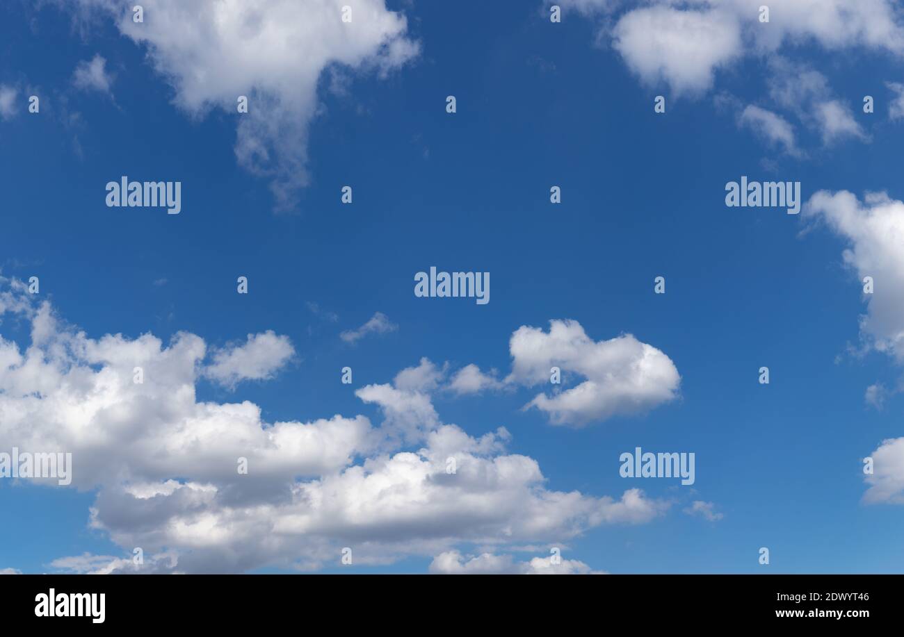 Cielo blu con nuvole bianche panorama, spazio creativo copia, aspetto orizzontale Foto Stock