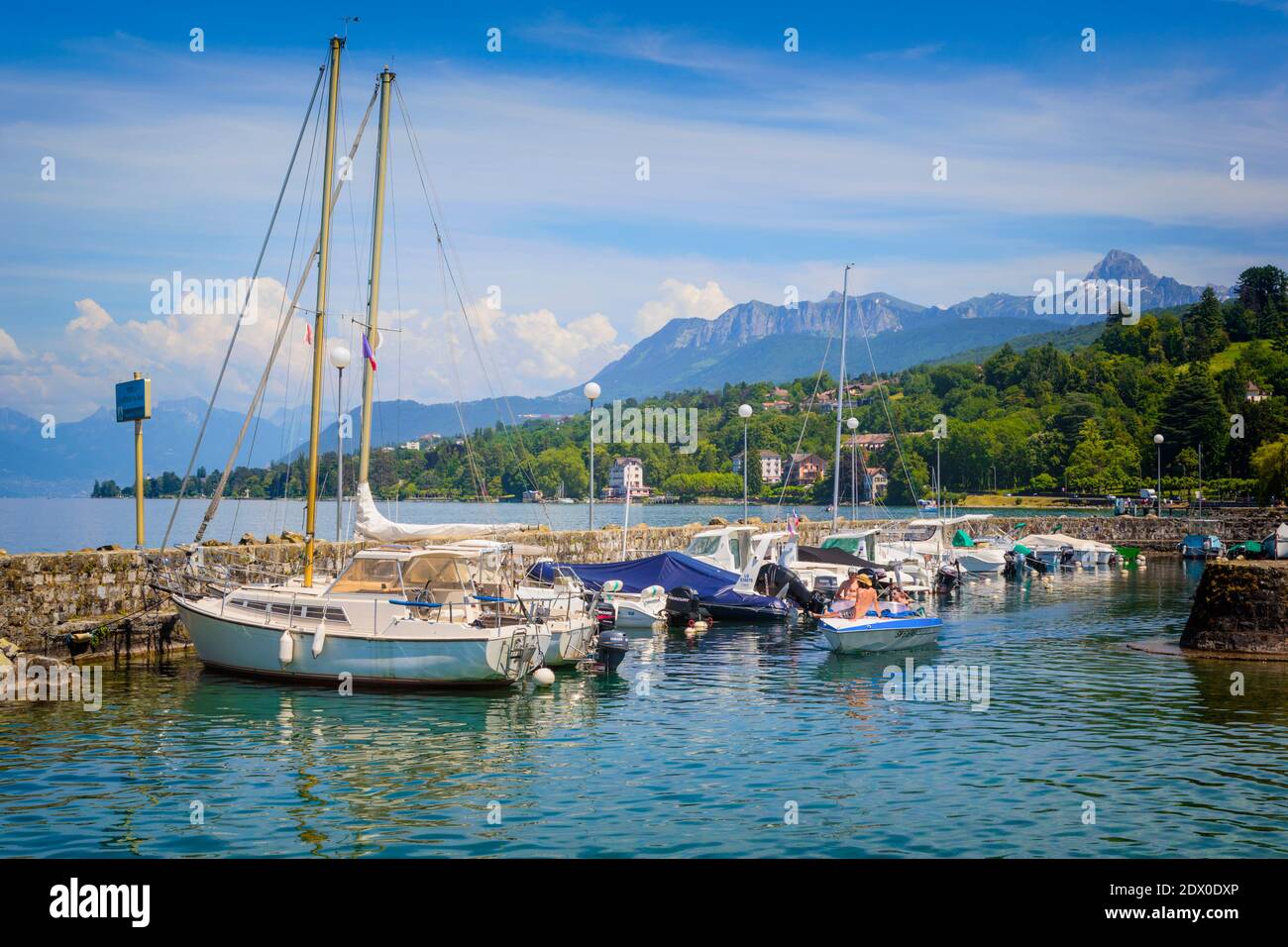 Evian-les-Bains, dipartimento dell'alta Savoia, Rodano-Alpi, Francia. Imbarcazioni da diporto sul Lago di Ginevra (Lac Leman). Foto Stock