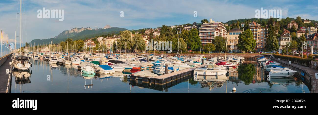 Evian-les-Bains, dipartimento dell'alta Savoia, Rodano-Alpi, Francia. Imbarcazioni da diporto sul Lago di Ginevra (Lac Leman). Foto Stock