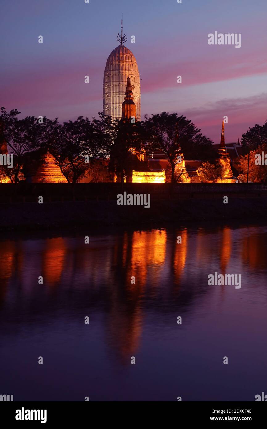 Fantastica vista dell'antico tempio di Wat Phutthaisawan sulla riva del fiume Chao Phraya al crepuscolo, Ayutthaya, Thailandia Foto Stock