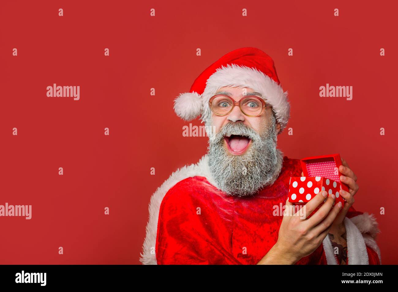 Padre natale, babbo natale, padre gelo, padre cappello di natale. Babbo Natale tiene le mani giftbox. Regali di Natale, cappello di nuovo anno, celebrazione Foto Stock