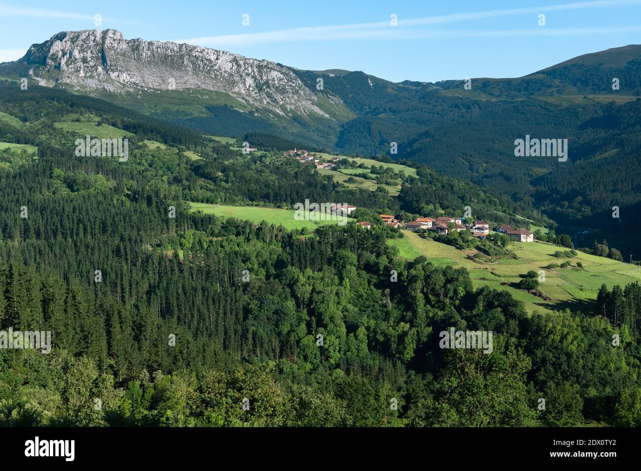 Itxina con i villaggi di Zaloa e Urigoiti, Orozko, Paesi Baschi in Spagna Foto Stock
