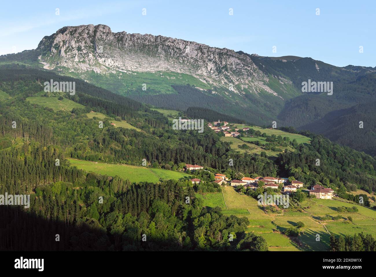 Itxina con i villaggi di Zaloa e Urigoiti, Orozko, Paesi Baschi in Spagna Foto Stock