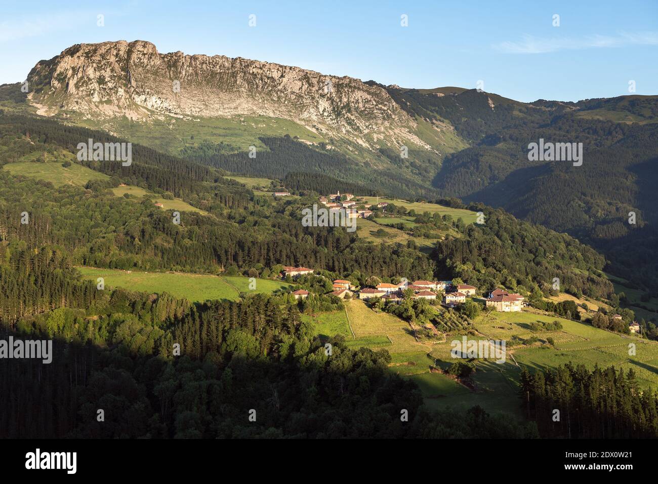 Itxina con i villaggi di Zaloa e Urigoiti, Orozko, Paesi Baschi in Spagna Foto Stock