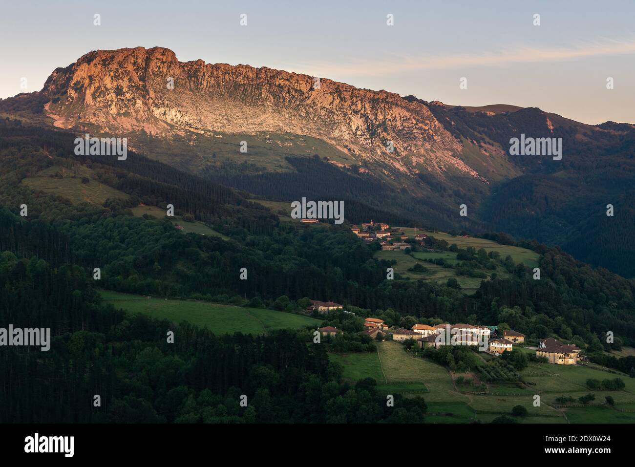 Itxina montagna con Zaloa e villaggi Urigoiti al tramonto. Orozko, Paesi Baschi Foto Stock