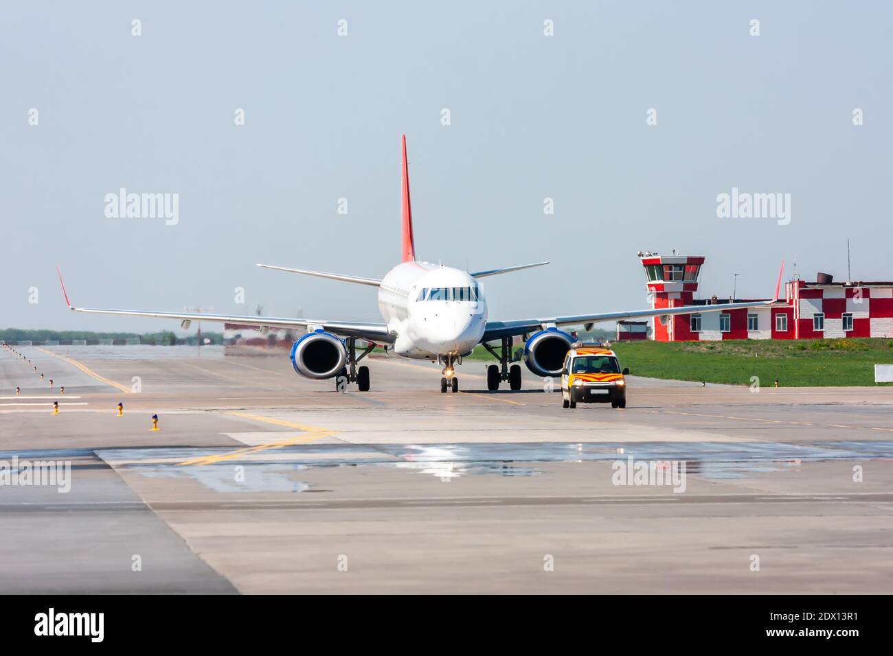 L'aereo passeggeri si muove dietro la Follow-me-Car Foto Stock