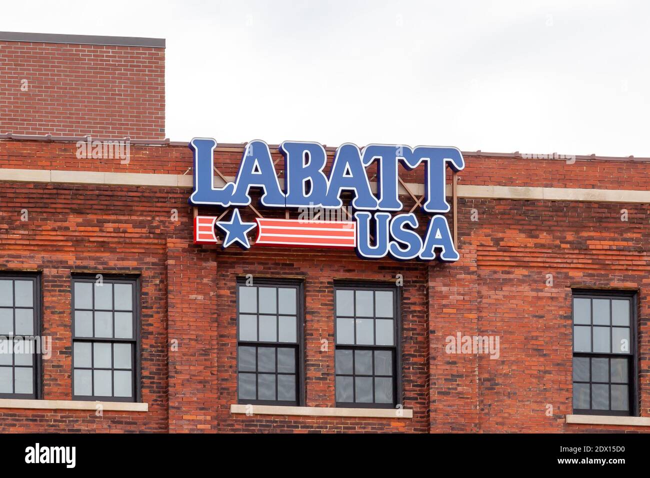 Cartello Labatt USA sull'edificio della birreria Labatt Brew House e degustazione a Buffalo, USA. Foto Stock