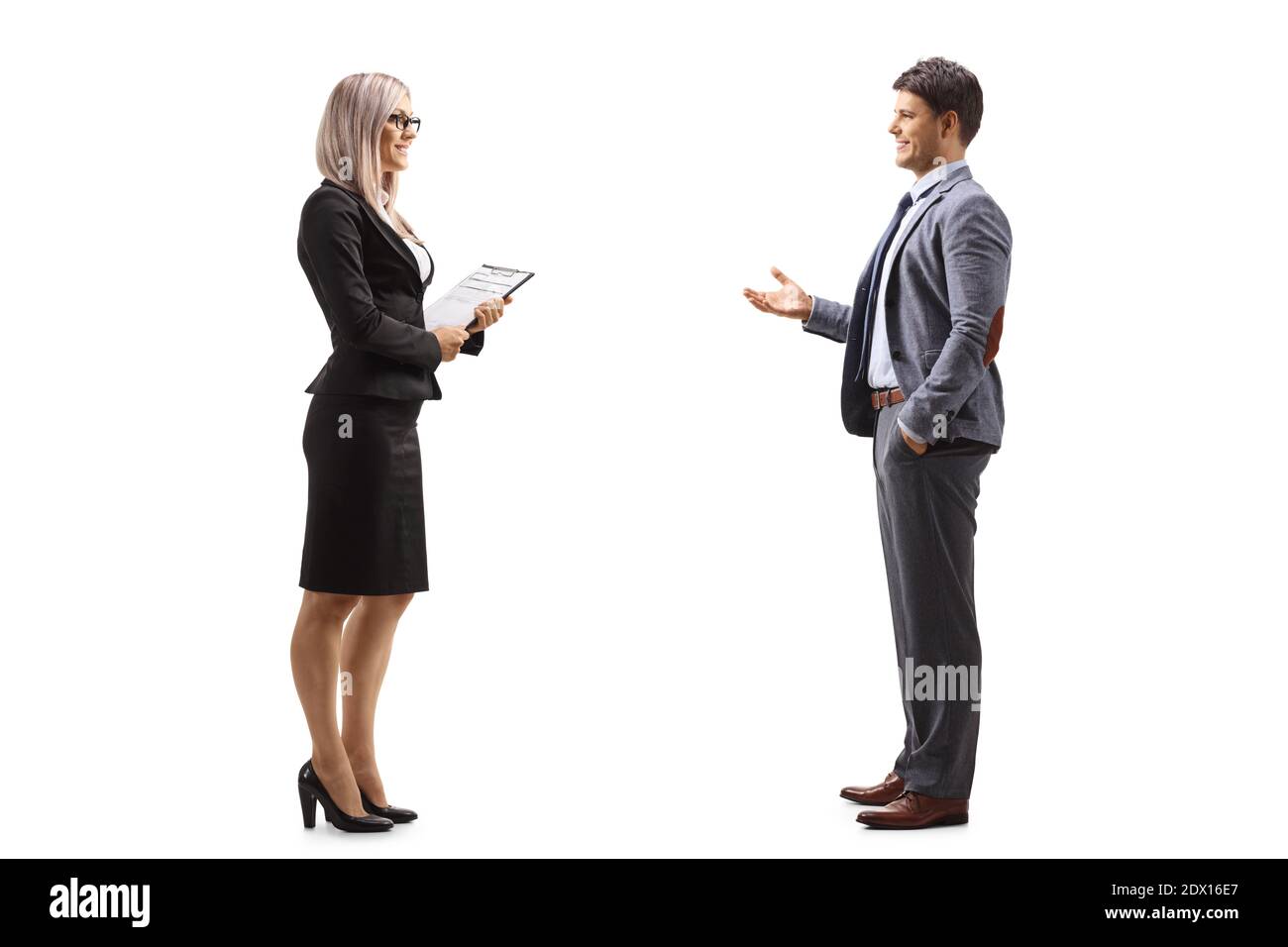 Foto di profilo di lunghezza completa di una donna d'affari bionda che tiene un documentare e parlare con un giovane professionista isolato sfondo bianco Foto Stock