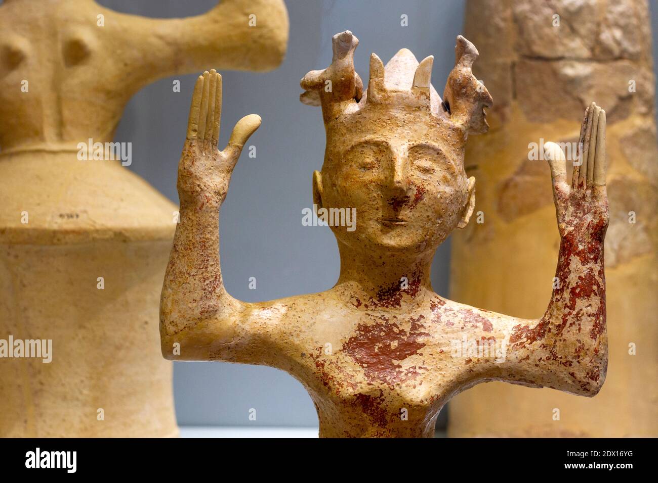 Heraklion, Creta, Grecia. Papavero statuetta della dea sul display in Heraklion Museo Archeologico. Foto Stock