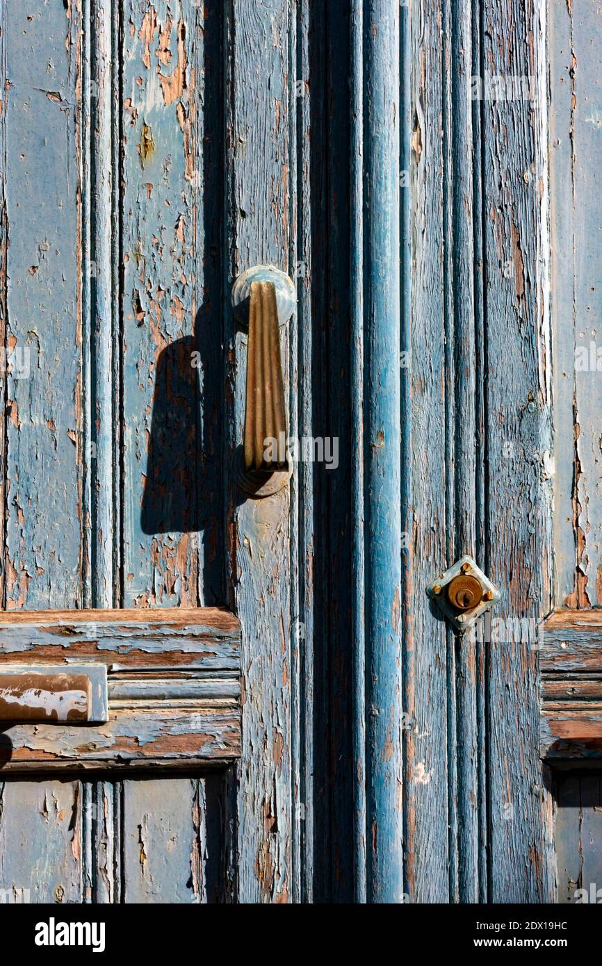 Vecchia porta blu arrugginita, chiaramente intemperata dal passare del tempo, ma ancora bella a modo suo. Foto Stock
