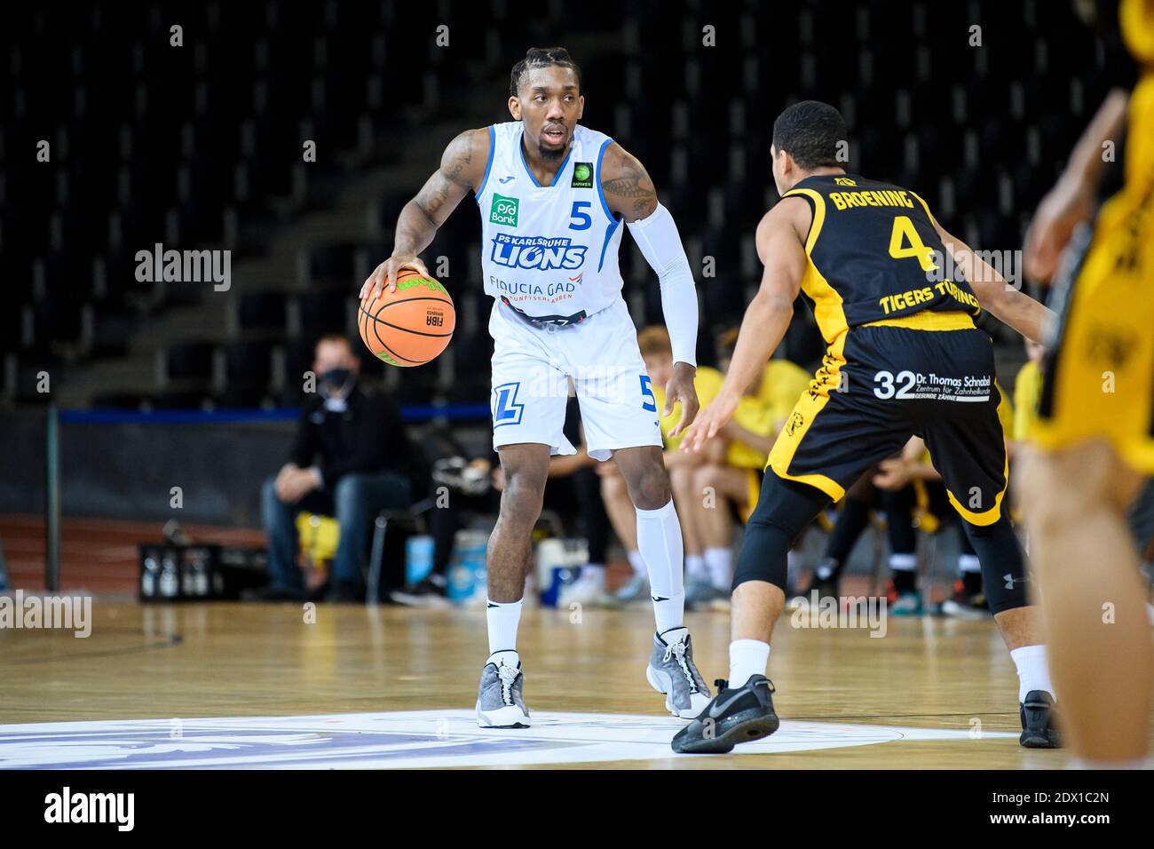 Karlsruhe, Germania. 23 dicembre 2020. Gregory Clay Foster (Lions) in duelli con Mirjan Aime Kabuya Broening (Tuebingen). GES/Basketball/Proa: PSK Lions - Tigers Tuebingen, 23.12.2020 - | Use Worldwide Credit: dpa/Alamy Live News Foto Stock