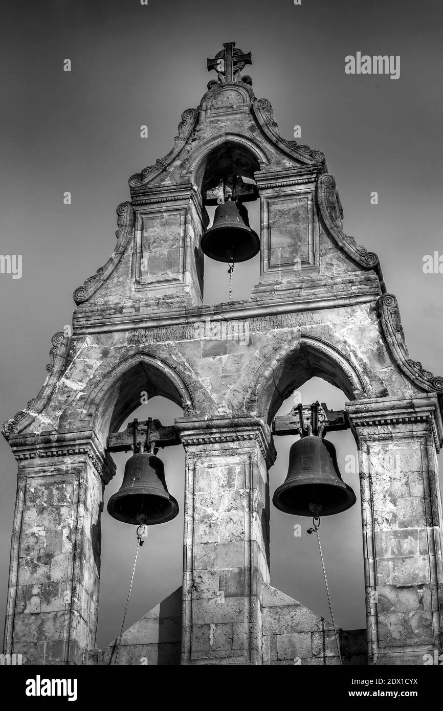 Impressionante campanile in pietra presso lo storico Monastero di Arcadi, nella regione di Rethymno, l'isola di Creta, la Grecia, l'Europa. Foto Stock