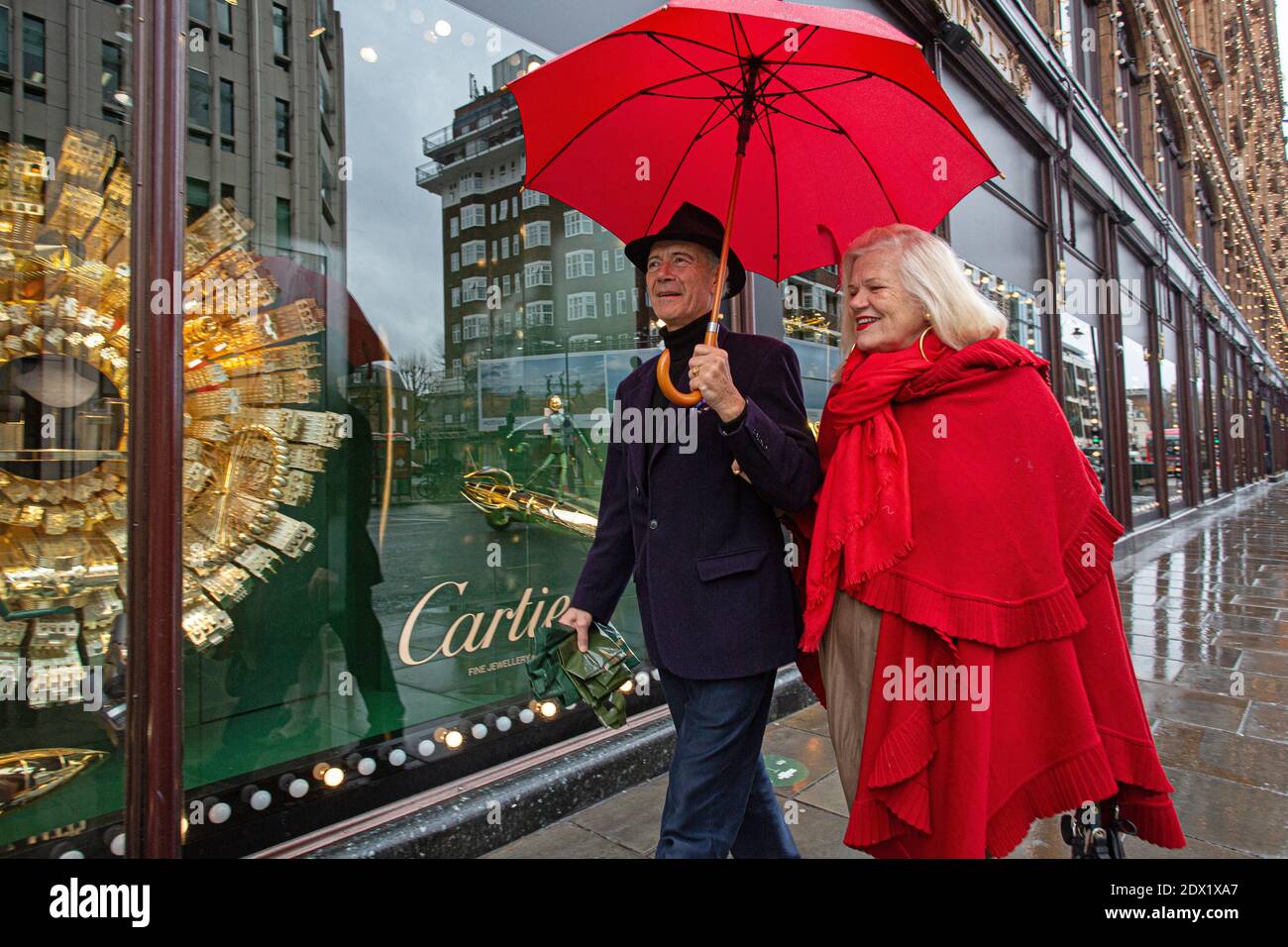 Great Britain / England / London /A couple for last-minute shopping walks passato Cartier vetrine mostra a Harrods Knightsbridge a Londra . Foto Stock