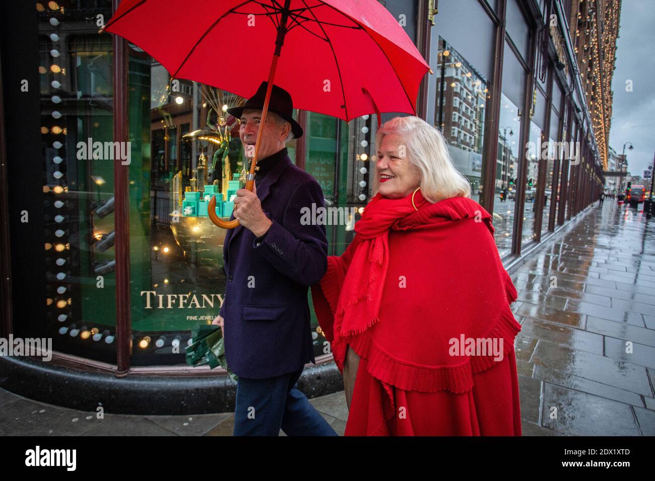 Great Britain / England / London /A couple for last-minute shopping walks passato Tiffany & Co finestre mostra a Harrods Knightsbridge a Londra . Foto Stock