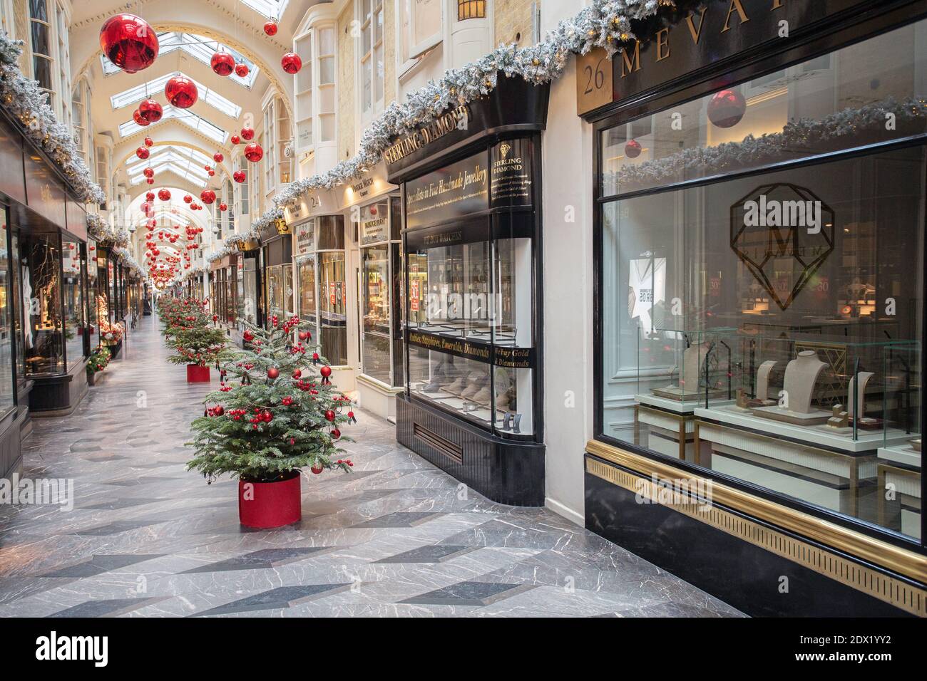 Reat Britain / England / Londra / No shoppers guardando le vetrine del negozio all'interno di una Burlington Arcade a tema natalizio a Londra il 23 dicembre. Foto Stock Reat Britain / England / Londra / No shoppers guardando le vetrine del negozio all'interno di una Burlington Arcade a tema natalizio a Londra il 23 dicembre. Foto Stock