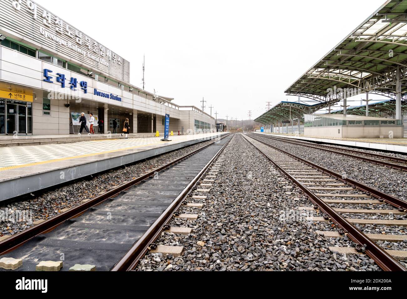 Piattaforma e binari ferroviari alla stazione di Dorasan sulla linea Gyeongui a Paju, in Corea del Sud, che un tempo collegava la Corea del Nord e la Corea del Sud. Foto Stock