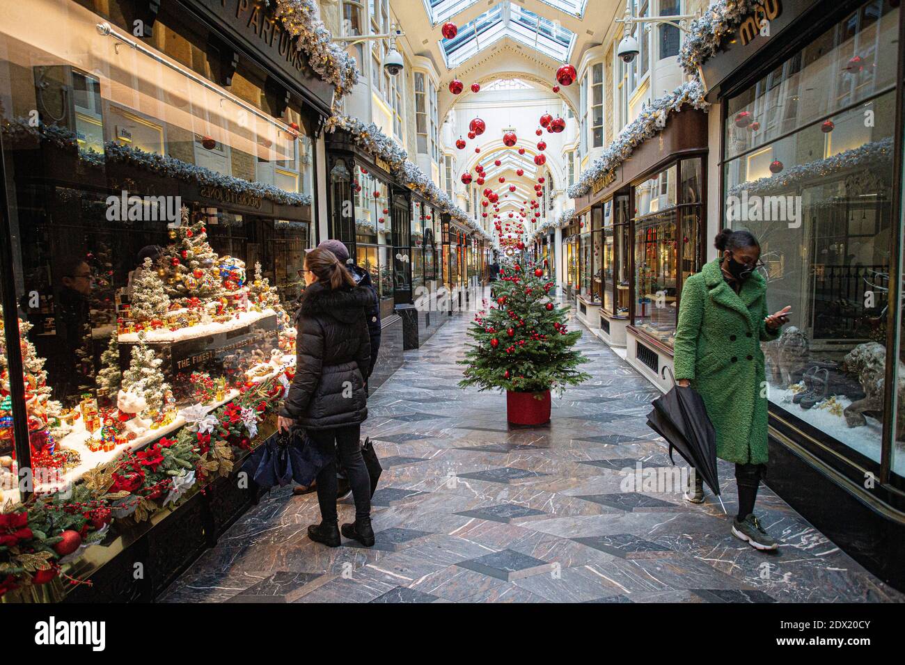 Gran Bretagna / Inghilterra / Londra / acquirenti guardando le vetrine del negozio all'interno di una Burlington Arcade a tema natalizio a Londra il 23 dicembre. Foto Stock