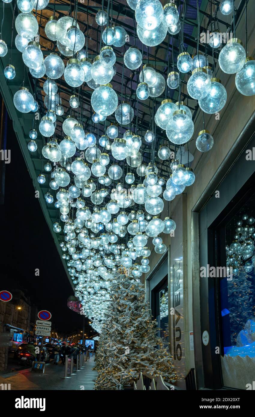 Parigi, Francia - 12 21 2020: Le finestre del negozio Bon Marché e le sue decorazioni natalizie Foto Stock